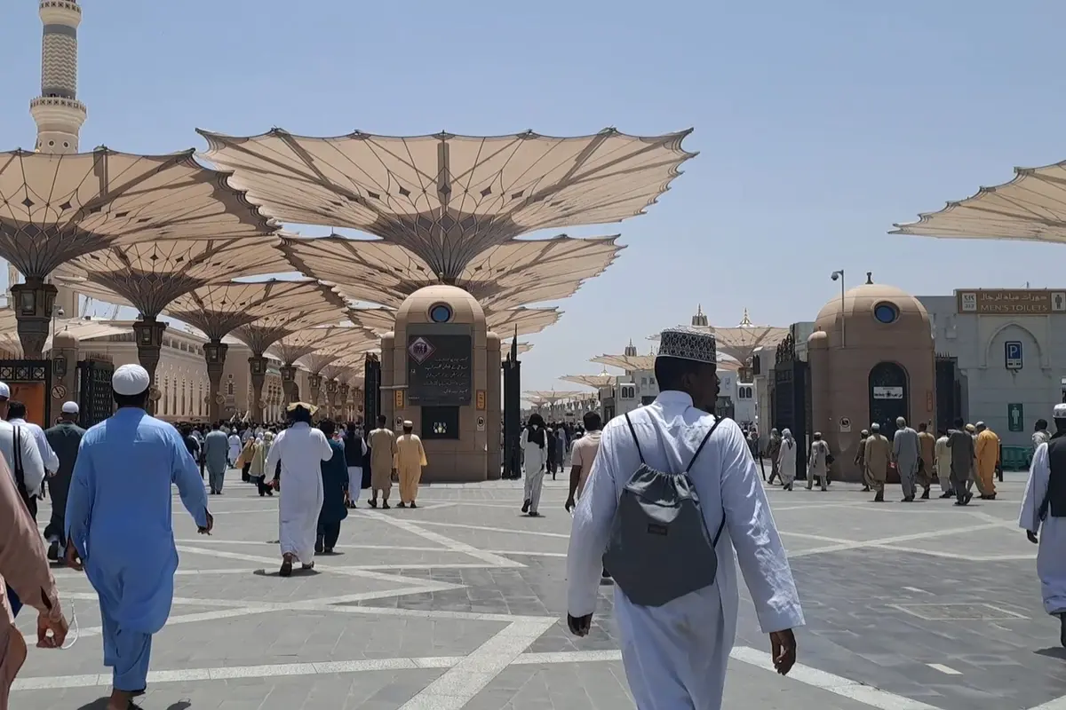 Ribuan jemaah haji menuju Masjid Nabawi, Madinah, Arab Saudi, untuk menjalankan sholat Jumat perdana pada Jumat (26/5/2023)