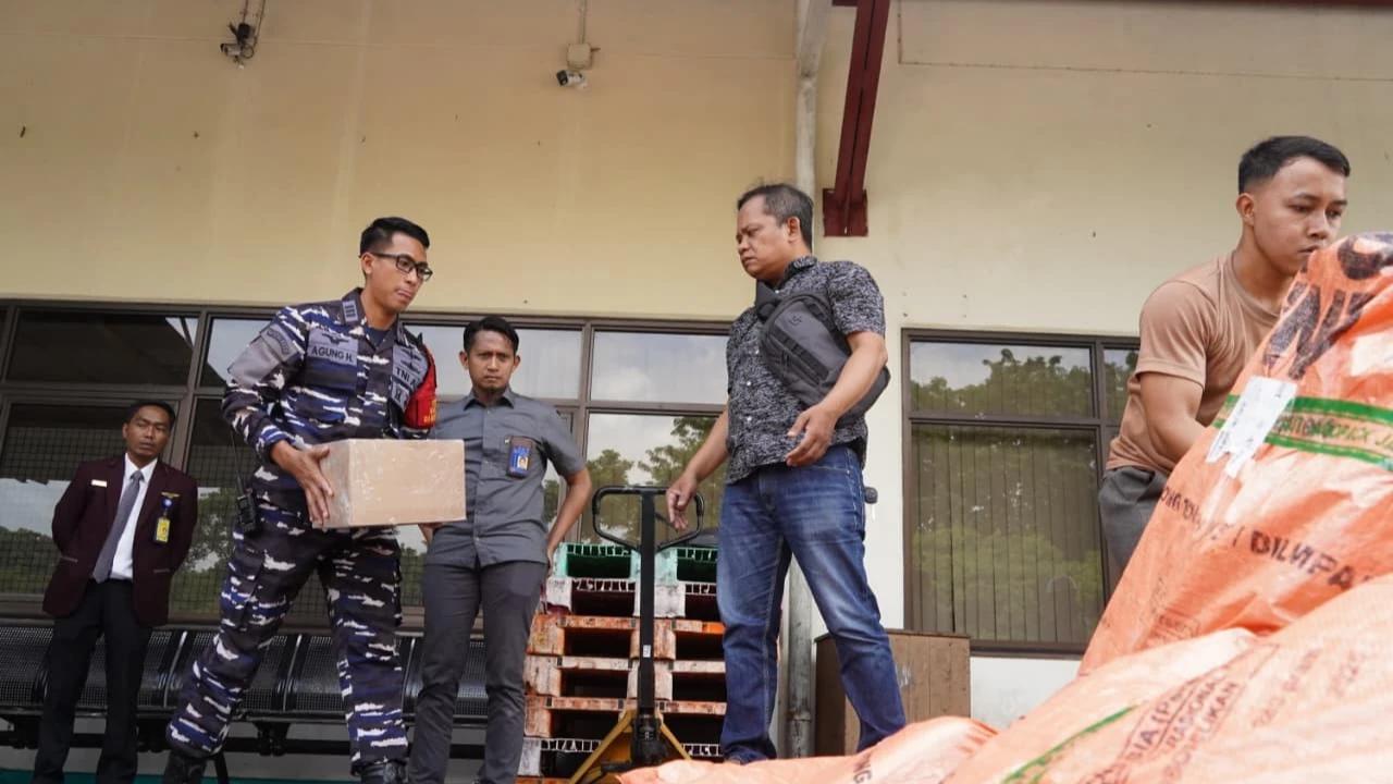 FOTO: Satgaspam TNI AL Gagalkan Pengiriman Ribuan Rokok Ilegal di Bandara Juanda