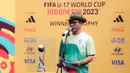 Bupati Kabupaten Bandung, Dadang Supriatna memberikan kata sambutan dalam rangkaian acara Trophy Experience menyambut Piala Dunia U-17 2023 di Plaza Upakarti, Soreang, Kabupaten Bandung, Minggu (22/10/2023) sore WIB. (Bola.com/Bagaskara Lazuardi)