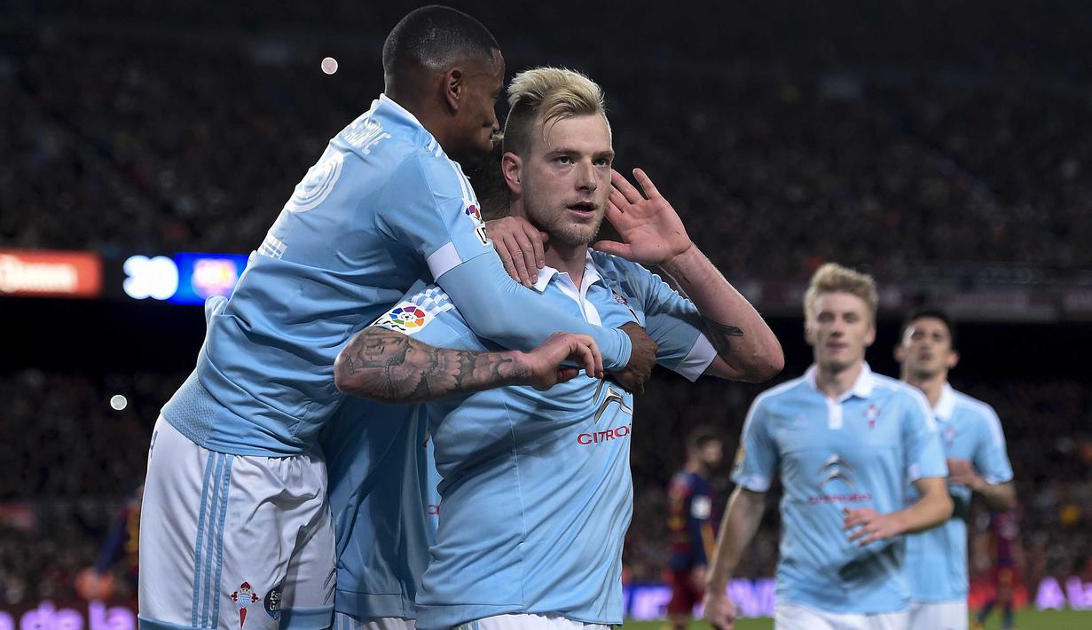 Pemain Celta Vigo, John Guidetti (tengah) merayakan gol bersama rekannya saat melawan Barcelona pada lanjutan La Liga Spanyol di Stadion Camp Nou, Barceloa, Senin (15/2/2016) dini hari WIB. (AFP/Josep Lago) 