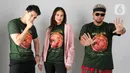 Sutradara Film Gundik, Anggy Umbara (kanan) bersama Luna Maya (tengah), dan Maxime Bouttier berfoto bersama untuk Liputan6.com di Gedung KapanLagi Youniverse (KLY), Jakarta Senin (14/4/2025). (Liputan6.com/Herman Zakharia)