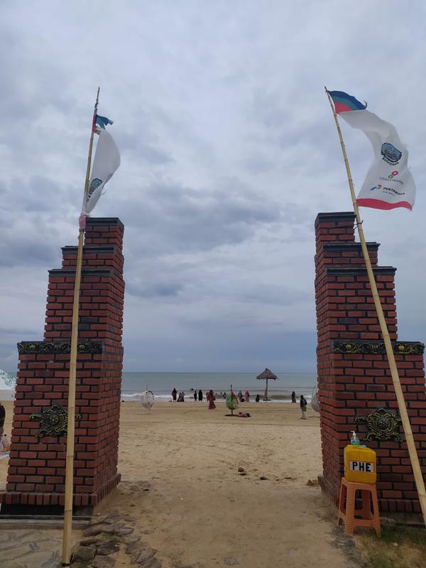 Sebelum diubah menjadi pantai wisata,dulunya pantai ini dikenal sebagai pantai terapi
