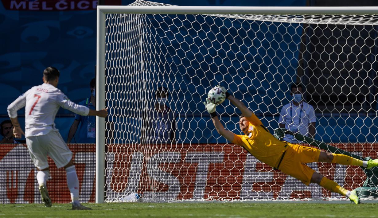 Sayang, eksekusi penalti yang dilakukan striker Alvaro Morata masih dapat ditepis kiper Martin Dubravka. (Foto: AP/Pool/Thanassis Stavrakis)