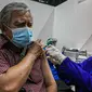 Petugas menyuntik vaksin Covid-19 kepada lansia saat kegiatan Sentra Vaksinasi Bersama COVID-19, Jakarta, Senin (15/3/2021). Sentra Vaksinasi Bersama COVID-19 bagi lansia untuk mendorong percepatan program vaksinasi nasional demi mencapai target satu juta vaksin per bulan. (Liputan6.com/Faizal Fanan