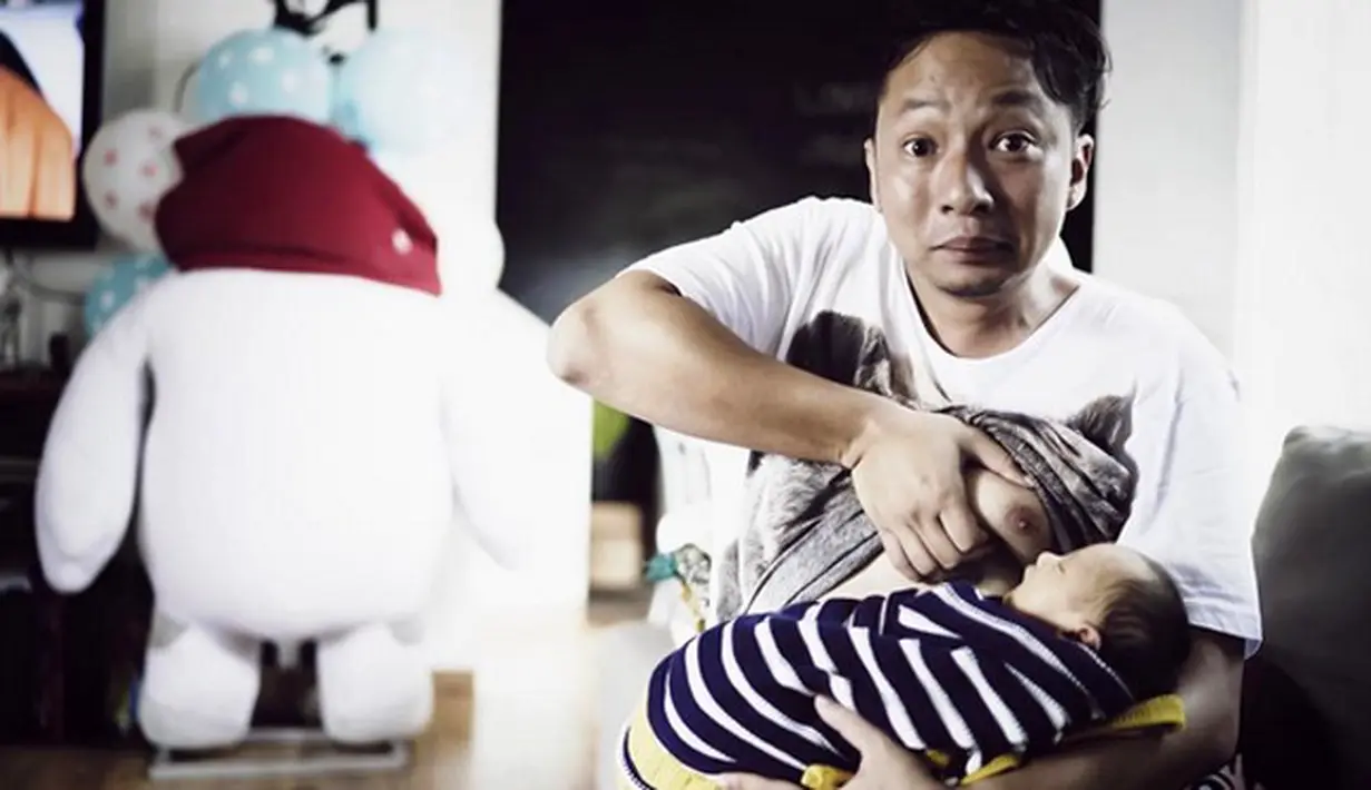 Pemeran film Jilbab Traveler: Love Sparks In Korea juga tak ingin melewatkan momen-momen lucu bersama buah hatinya. Bahkan ia juga tidak mau melewatkan merekam aktivitas buah hatinya. (Instagram/ringgoagus)