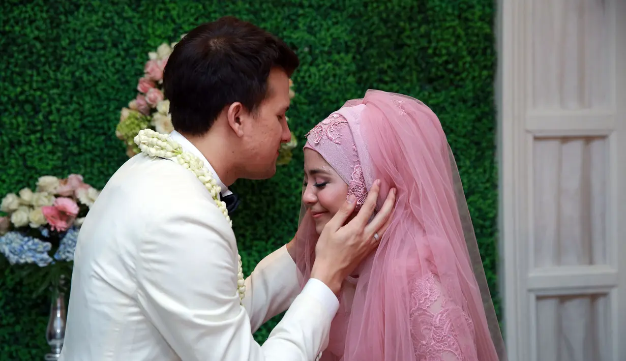 Khidmat dan sakralnya suasana akad nikah Risty Tagor dan Stuart Collin (M. Akrom Sukarya/Bintang.com)