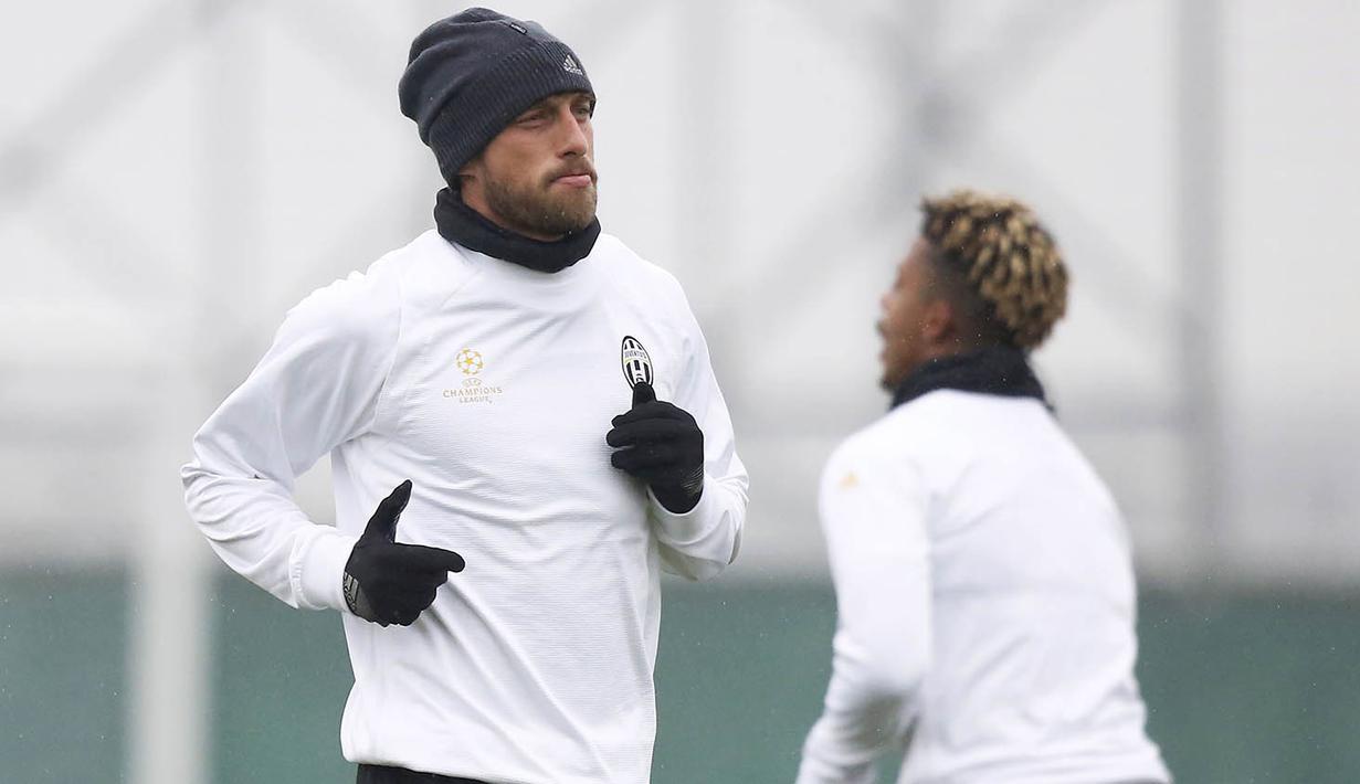 Gelandang Juventus, Claudio Marchisio, berlari santai saat latihan jelang laga Liga Champions melawan Sevilla di Vinovo, Italia, Senin (21/11/2016). Cuaca di Kota Turin sekitar 7 derajat celcius. (AFP/Marco Bertorello)