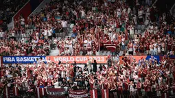 Pendukung Latvia berteriak saat laga perdana Grup H Piala Dunia FIBA 2023 antara Timnas Basket Latvia melawan Timnas Basket Lebanon di Indonesia Arena, Senayan, Jakarta, Jumat (25/08/2023). Lebanon menang dengan skor 109-70. (Bola.com/Bagaskara Lazuardi)