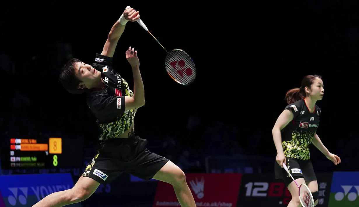 Pebulu tangkis ganda campuran Jepang, Kyohei Yamashita/Naru Shinoya berlaga melawan pasangan Indonesia, Rehan Naufal Kusharjanto/Lisa Ayu Kusumawati pada laga perempat final All England 2023 di Utilita Arena, Birmingham, Inggris, 17 Maret 2023. Kyohei/Naru kalah dengan skor 19-21, 21-15, 19-21. Meskipun begitu, mereka berhasil naik dua tingkat menjadi peringkat 16 dunia. (AP Photo/PA/Zac Goodwin)