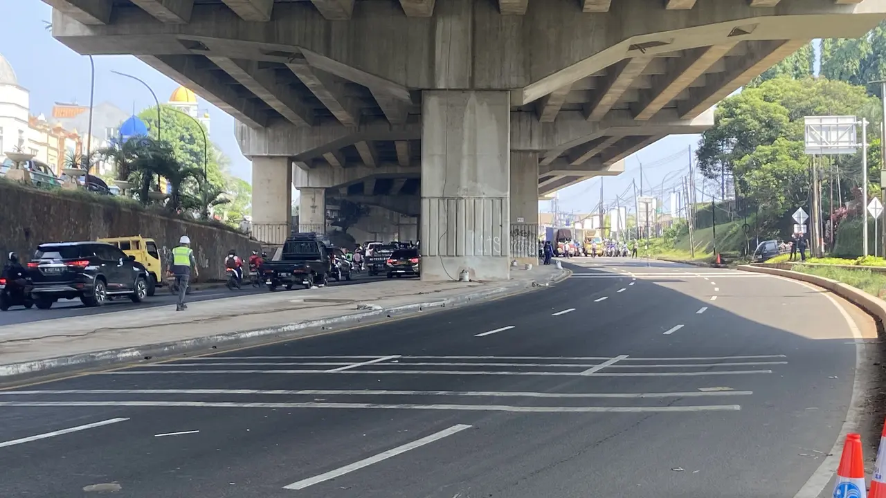 Suasana arus lalu lintas di ruas jalan alternatif Cibubur atau Transyogi, Bekasi, Jawa Barat pascainsiden kecelakaan maut truk tangki milik PT Pertamina. (Liputan6.com/Muhammad Radityo Priyasmoro)