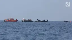 Tim SAR saat melakukan pencarian jatuhnya pesawat Lion Air JT 610 di perairan Karawang, Jawa Barat Rabu (31/10).  Hari ke-3 pencarian diduga adanya temuan benda logam sepanjang 20 meter yang terdeteksi sonar KRI Rigel. (Merdeka.com/Imam Buhori)