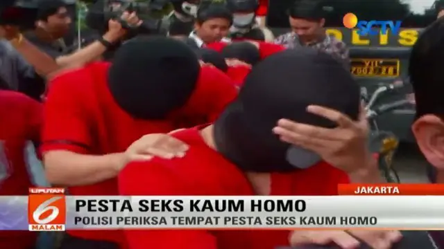 Lima tersangka dihadirkan dalam olah tempat kejadian perkara pesta seks gay di spa T1 Sauna yang berada di Plaza Harmoni, Jakarta Pusat.