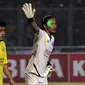 Sinar laser menyinari wajah kiper Semen Padang, Jandia Eka P saat laga melawan Persija di Torabika Soccer Championship presented by IM3 Ooredoo di Stadion GBK, Jakarta, Minggu (8/5/2016). Semen Padang kalah 0-1. (Liputan6.com/Helmi Fithriansyah)