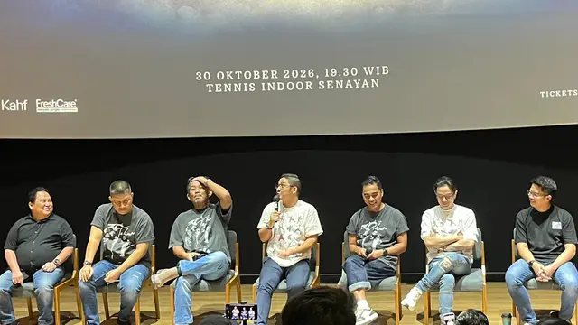 Pasha Ungu, memegang mic pada konferensi pers "Antam presents 30 Tahun Berkarya Ungu Waktu Yang Dinanti Final Chapter” yang diselenggarakan di kawasan Jakarta pada (6/10/2026). (Liputan6.com/Afradhiya N.R)