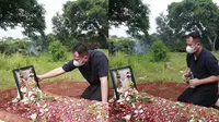 Vicky Prasetyo ziarah ke makam ibu Kalina Ocktaranny (Sumber: KapanLagi.com®/Muhammad Akrom Sukarya)