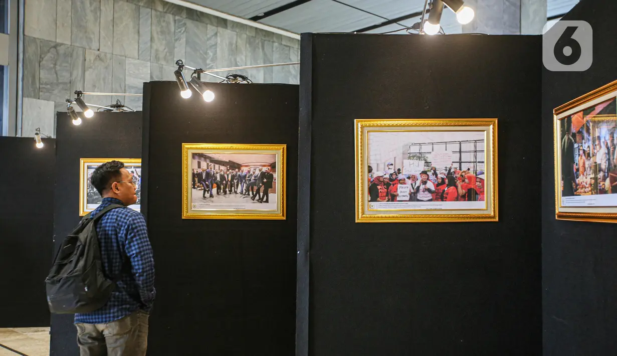 Seorang pria mengunjungi  pameran Foto Warna-warni Parlemen ke XIII/2023 di Gedung Nusantara II, Jakarta, Rabu (12/7/2023). (Liputan6.com/Faizal Fanani)