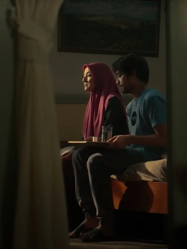 Cut Mini sebagai Bu Sugeng dalam Sampai Jadi Debu. (Foto: YouTube Falcon Pictures)