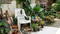 5 Ide Rak Tanaman dari Kursi Plastik Rusak yang Unik, Hemat Biaya, dan Estetik untuk Kebun Rumah