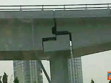 Citizen6, Jakarta: Keadaan jembatan Flyover Kebon Jeruk sangat membahayakan. Para pengendara harus ekstra hati-hati. (Pengirim: Pariyono)