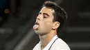 Reaksi Jaume Munar dari Spanyol saat melawan petenis Rusia Aslan Karatsev dalam pertandingan tunggal putra pada hari pertama turnamen tenis Australia Open di Melbourne, 17 Januari 2022. (Martin KEEP / AFP)