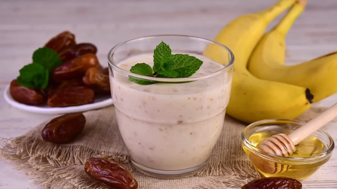 Resep smoothie berbuka ringan dengan kurma & yogurt