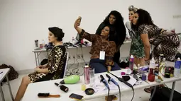 Sejumlah model berselfie bersama sebelum beraksi di Fashion Weekend Plus Size 2015, Sao Paulo, Brasil (25/7/2015). Model kini tak lagi didominasi oleh wanita bertubuh langsing. (Reuters/Nacho Doce)