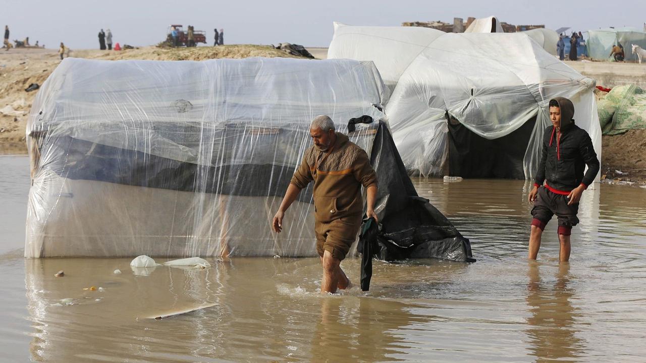 Israel Larang Masuk Bantuan Selimut, Pakaian, Sampai Sepatu ke Gaza di Tengah Musim Dingin