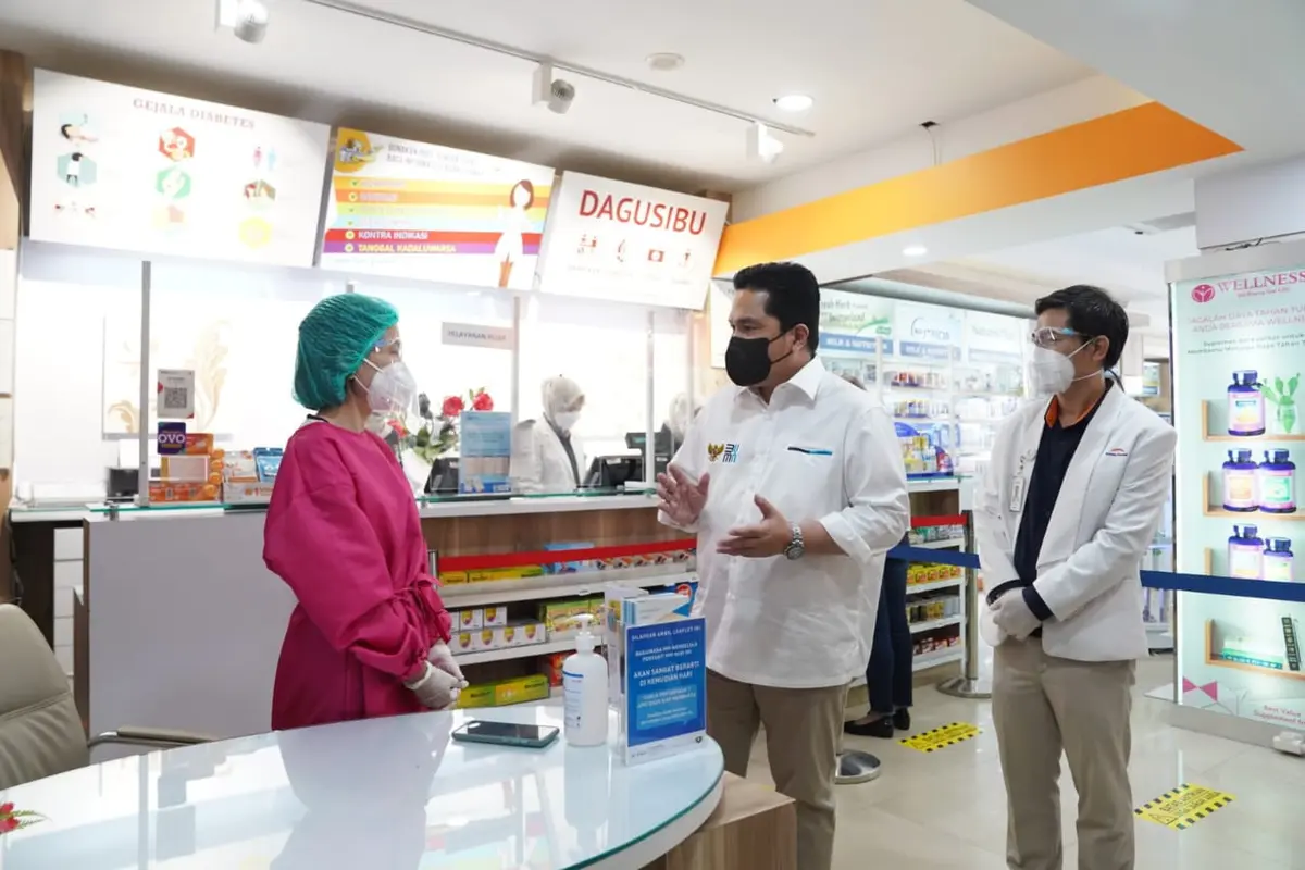 Menteri Erick Thohir saat mengecek ketersediaan ivermectin di tiga Apotek Kimia Farma di Jakarta