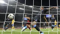 Momen cetak gol bunuh diri yang dilakukan penggawa Timnas Inggris, Glen Johnson di Euro 2012. (Damien MEYER / AFP)