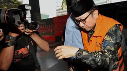Waryono Karno diperiksa terkait status tersangkanya dalam kasus dugaan gratifikasi atau penerimaan hadiah atau janji di lingkungan Kementerian ESDM, Jakarta, Senin (29/12/2014). (Liputan6.com/Miftahul Hayat) 