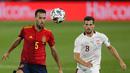 Gelandang Spanyol, Sergio Busquets (kiri) mengontrol bola dari kawalan pemain Swiss, Remo Freuler  pada pertandingan  UEFA Nations League di Alfredo Di Stefano, Madrid, Spanyol (10/10/2020). Madrid menang tipis atas Swiss 1-0. (AP Photo/Manu Fernandez)