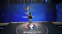 Trofi Piala Eropa (AFP/Franck Fife)