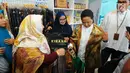 Menteri BUMN Rini M Soemarno melihat produk UMKM dari Rumah Kreatif BUMN (RKB) binaan BNI saat Launching Halal Park di Senayan Jakarta, Selasa (16/4). Presiden Joko Widodo (Jokowi) resmi membuka miniatur arena bertajuk Moslem District Destination tersebut. (Liputan6.com/Angga Yuniar)