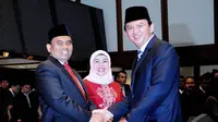 Ahok memberikan ucapan selamat kepada Saefullah usai dilantik menjadi Sekda DKI Jakarta yang baru menggantikan posisi Fajar Pandjaitan yang telah mundur sejak April 2013 lalu, Jakarta, Jumat (11/7/2014) (Liputan6.com/Faizal Fanani)