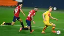 Gelandang Barcelona, Frenkie de Jong (kanan) menguasai bola dibayangi dua pemain Osasuna dalam laga lanjutan Liga Spanyol 2020/21 pekan ke-26 di El Sadar Stadium, Pamplona, Sabtu (6/3/2021). Barcelona menang 2-0 atas Osasuna. (AFP/Ander Gillenea)