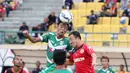 Pemain Mitra Kukar, Bayu Pradana (kiri), duel diudara dengan pemain Semen Padang, Yu Hyunkoo, pada lanjutan Grup D Piala Jenderal Sudirman 2015 di Stadion Manahan, Solo, Selasa (15/12/2015). (Bola.com/Nicklas Hanoatubun)