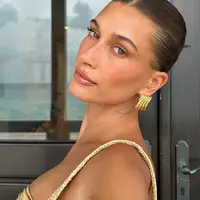 Makeup Artist (MUA) andalan Kendall Jenner dan Hailey Bieber, Mary Phillips bagikan tips membuat underpainting makeup ala Kendall dan Hailey. Seperti apa? Yuk, intip! [@haileybieber]