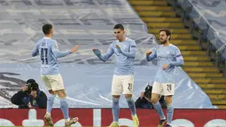 Penyerang Manchester City, Ferran Torres (tengah) berselebrasi dengan rekan-rekannya usai mencetak gol ke gawang Marseille pada pertandingan lanjutan Grup C Liga Champions di stadion Etihad di Manchester di London, Kamis (10/12/2020). City menang telak 3-0 atas Marseille. (AP Photo/Jon Super)