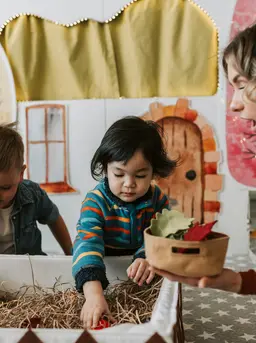 Dengan bahan sederhana yang mudah ditemukan di rumah, Moms sudah bisa menciptakan sensory play yang aman dan menyenangkan. [Dok/Pexels.com/Vlada Karpovich].