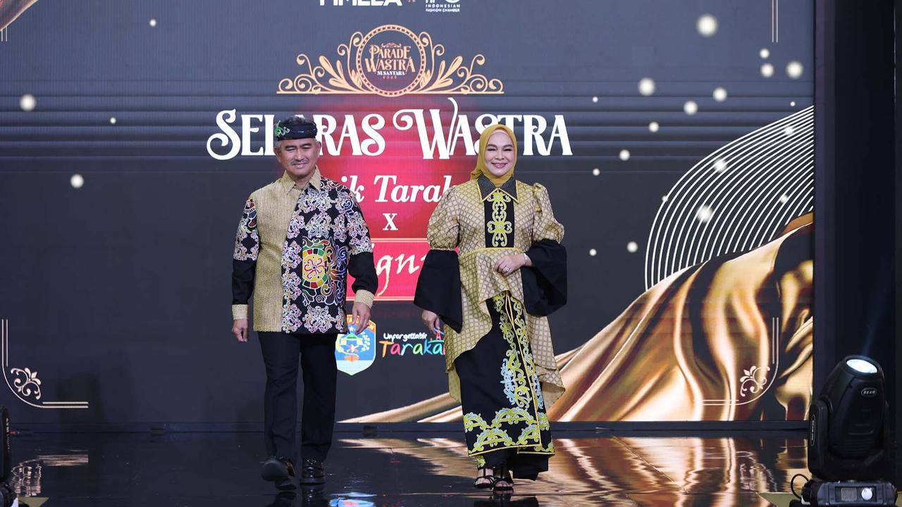 FOTO: Wali Kota Tarakan & Istri Tampil Elegan  dengan Batik Khas Tarakan di Parade Wastra Nusantara 2025