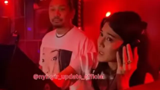 Dian Sastrowardoyo nge-DJ (Instagram/rumpi_gosip)