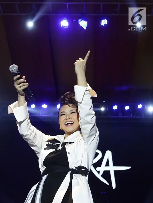 Yura Yunita saat tampil dalam acara Balkonjazz Festival 2019 di Balkondes Tuksono, Borobudur, Magelang, Jawa Tengah, Sabtu (14/9/2019). Yura menutup gelaran Balkonjazz Festival 2019 dengan manis lewat penampilannya yang energik. (Fimela.com/Bambang Ekaros Purnama)