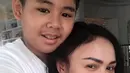 "Pelukannya selalu menenangkan," tulis Yuni Shara sebagai keterangan dalam foto yang dipeluk buah hatinya Cello, dari pernikahannya dengan Henry Siahaan dari belakang. (Instagram/yunishara36)