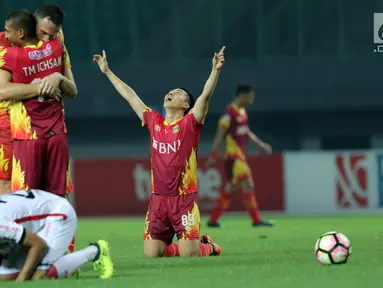 Pemain Bhayangkara FC merayakan kemenangan atas Bali United pada lanjutan Liga 1 Indonesia di Stadion Patriot Candrabhaga, Bekasi, Jumat (29/9). Bhayangkara FC unggul 3-2 atas Bali United. (Liputan6.com/Helmi Fithriansyah)