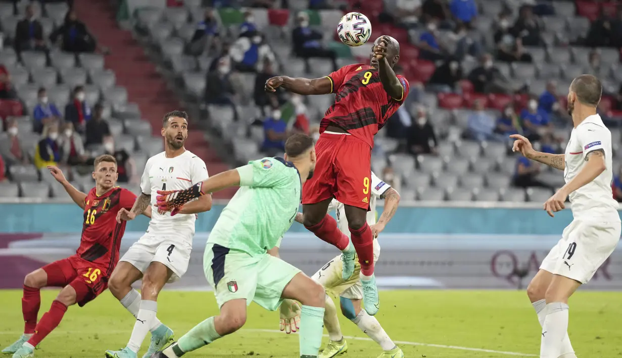 Penyerang timnas Belgia, Romelu Lukaku kehilangan kesempatan pada babak perempat final Euro 2020 / 2021 kontra Italia di Allianz Arena, Munich, Sabtu (3/7/2021) dinihari WIB. Italia sukses melenggang ke semifinal usai mendepak Belgia 2-1. (AP Photo/Matthias Schrader, Pool)