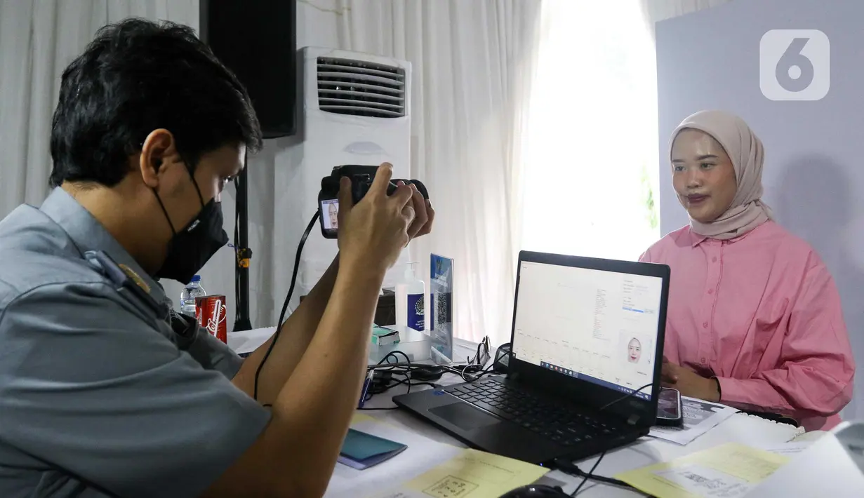 Sebelumnya, pemohon diwajibkan mendaftar terlebih dahulu secara online lewat aplikasi M-Paspor. (Liputan6.com/Herman Zakharia)