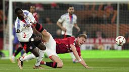 Pemain Manchester United, Rasmus Hojlund berebut bola dengan pemain Lyon, Moussa Niakhate dalam laga lanjutan Liga Europa 2024/2025 di Old Trafford, Manchester, Inggris, Jumat (18/04/2025) dini hari WIB. (AP Photo/Jon Super)