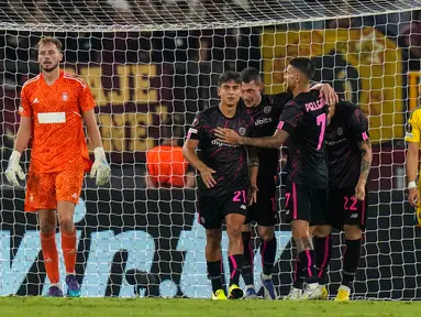 Para pemain AS Roma melakukan selebrasi usai mencetak gol ke gawang HJK Helsinki pada pertandingan sepak bola Liga Europa di Stadion Olimpiade Roma, Italia, 15 September 2022. AS Roma menang dengan skor 3-0. (AP Photo/Alessandra Tarantino)