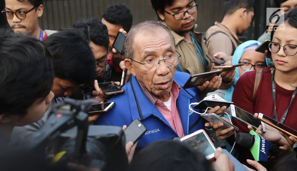Anggota majelis tinggi Partai Demokrat Max Sopacua memberi keterangan kepada awak media seusai melakukan pertemuan tertutup di kediaman Ketum Partai Demokrat di kawasan Kuningan, Jakarta, Senin (9/7). (Liputan6.com/Herman Zakharia)