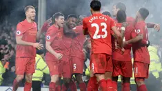 Para pemain Liverpool merayakan gol Sadio Mane (2kanan) saat melawan Everton pada Derby Merseyside di Goodison Park, Liverpool, (19/12/2016). Liverpool menang 1-0. (AFP/Oli Scarff)